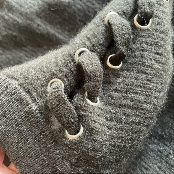 Gently pre-owned Bloomingdale’s cashmere sweater lace up shoulders gray-green S - Picture 10 of 10
